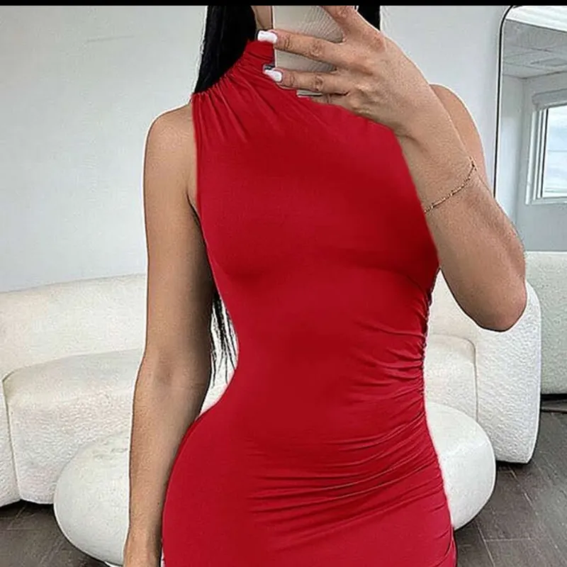 Vestido rojo de cuello alto asimétrico