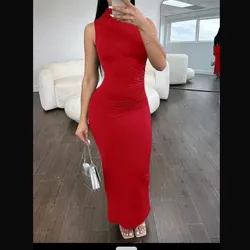 Vestido rojo de cuello alto asimétrico