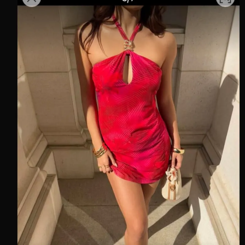 Vestido rojo fino con rosas y detalle dorado
