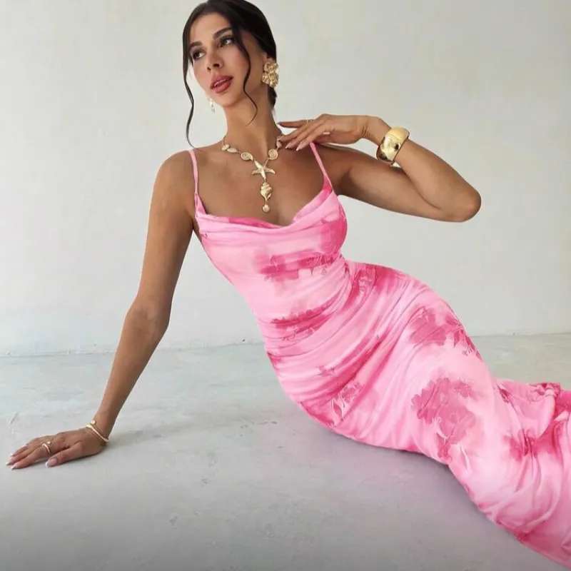 Vestido rosa claro con rosas fucsias