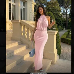 Vestido rosa pálido cuello halter con pliegues