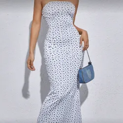 Vestido sin tirantes con florecitas azules