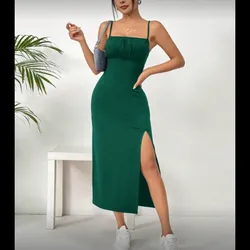 Vestido verde con abertura