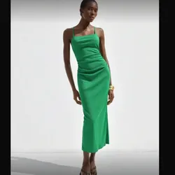 Vestido verde con fruncidos laterales