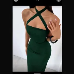 Vestido verde con tiras cruzadas al cuello