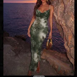 Vestido verde estampado con tirantes perlas