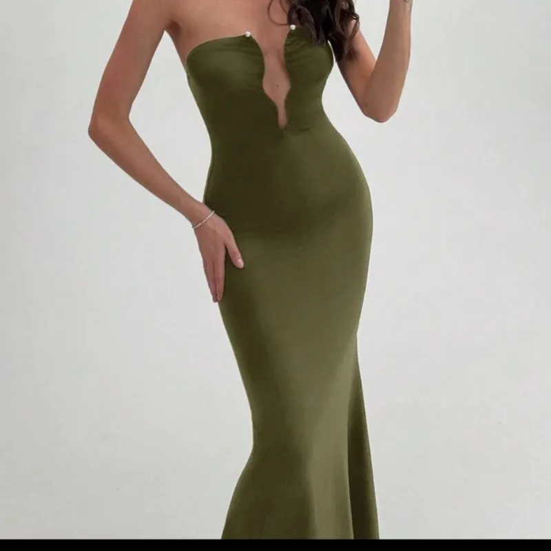 Vestido verde olivo con detalle metalico