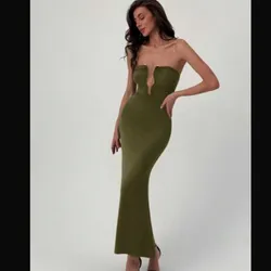 Vestido verde olivo con detalle metalico