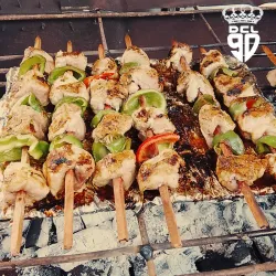 Brochetas de cerdo al fillo