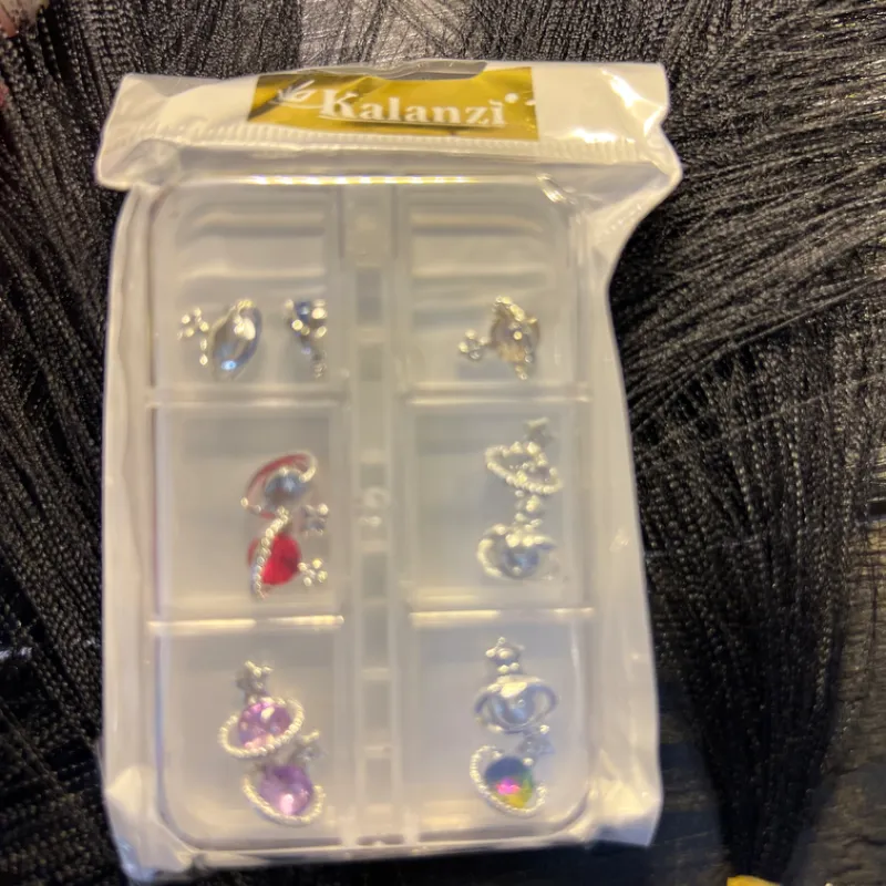 CAJA CON 6 PAREJAS DE JOYAS💎
