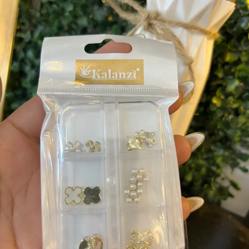 CAJA CON 6 PAREJAS DE JOYAS💎