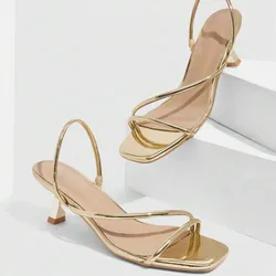 Sandalias de tacón doradas 