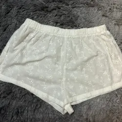 Short Blanco de ojal