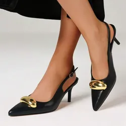 Tacones negros con detalle en dorado