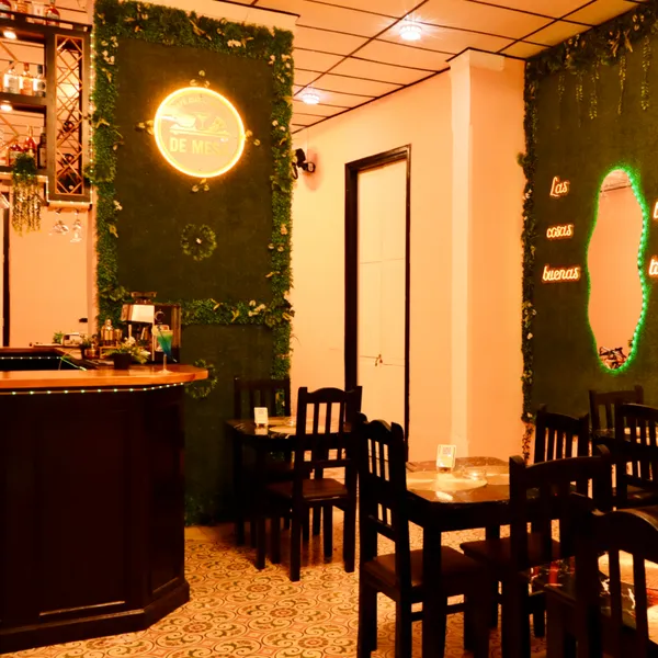 En De Mesa, cada detalle está pensado para convertir lo cotidiano en una experiencia especial. Más que un lugar, somos un punto de encuentro donde el sabor, la creatividad y el buen ambiente se unen para crear momentos inolvidables.

Nuestra propuesta combina lo mejor de la cocina y la coctelería, ofreciendo platos y bebidas cuidadosamente elaborados, con presentaciones que enamoran a primera vista y sabores que conquistan desde el primer instante. Aquí, cada mesa cuenta una historia, cada cóctel despierta sensaciones y cada visita se convierte en un recuerdo.

En De Mesa creemos en disfrutar sin prisa, en compartir, en celebrar la vida. Por eso hemos creado un espacio acogedor, moderno y lleno de estilo, perfecto para cualquier ocasión: desde una salida casual hasta una noche especial.

Porque no solo servimos comida y bebidas… servimos experiencias.