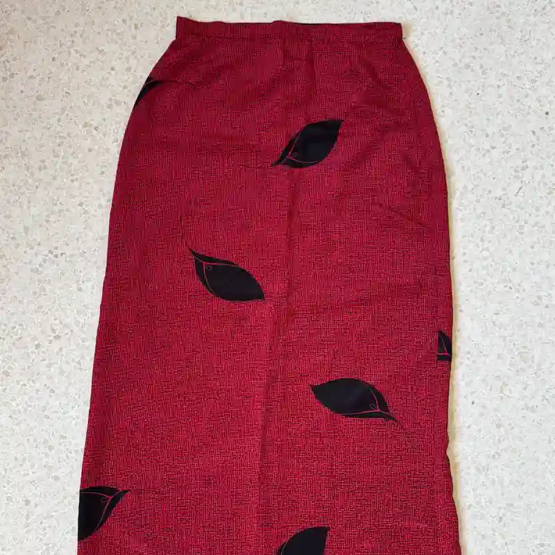 Saya rojo vino larga 