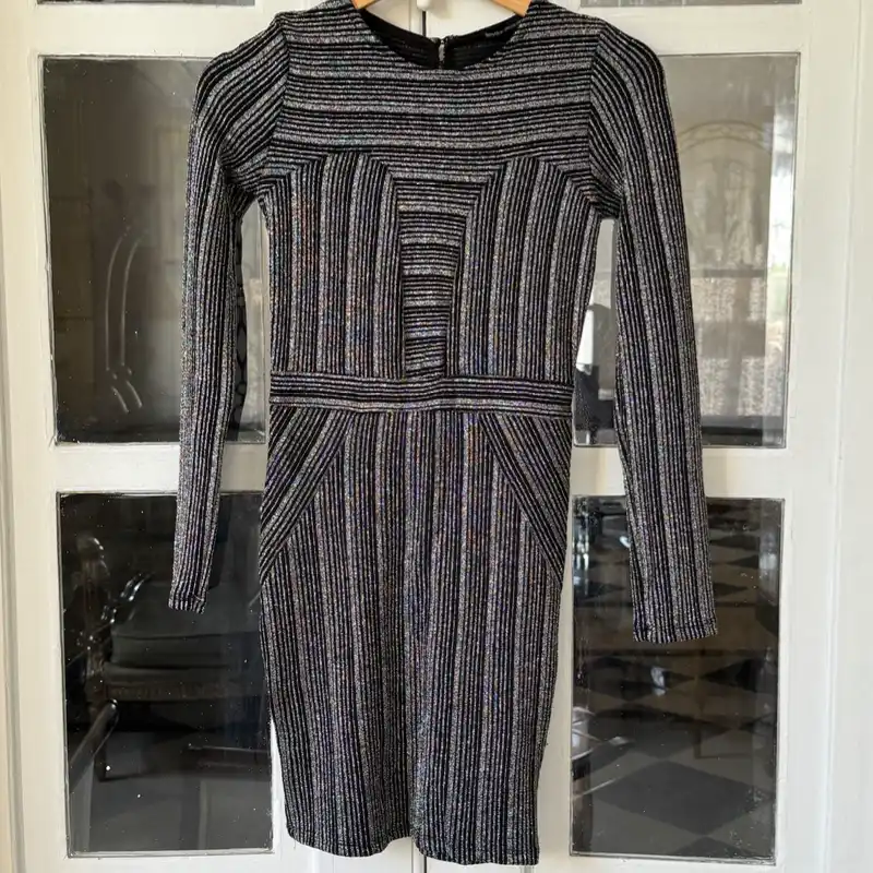 Vestido corto de mangas de brillo 