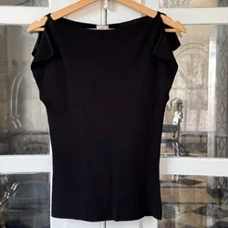 Blusa negra con apertura en los hombros 