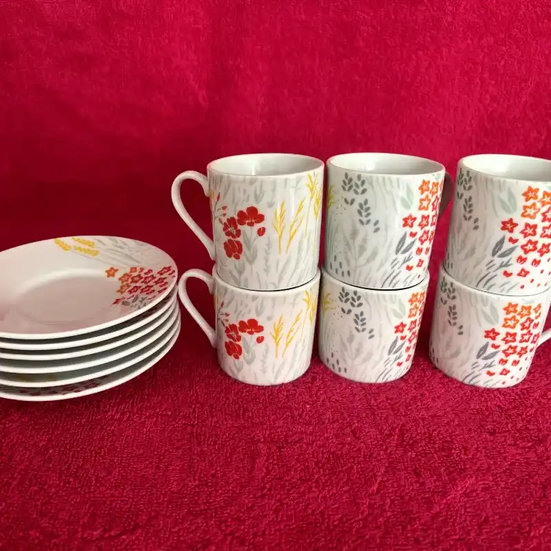 Juego de tazas con platicos 