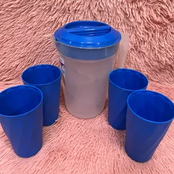 Jarra de 2.5 Lt con sus 4 vasos (todo de plástico)