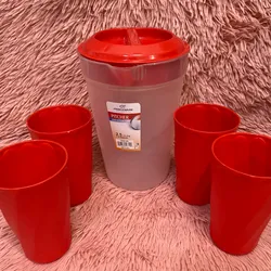 Jarra de 2.5 Lt con sus 4 vasos (todo de plástico)  