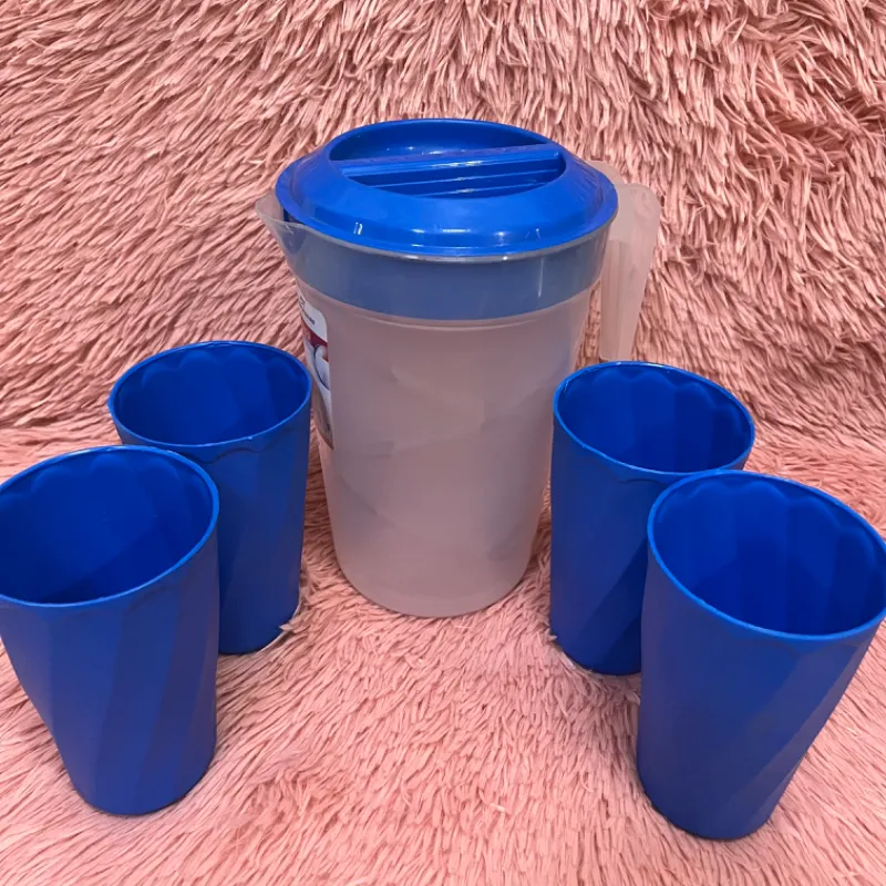 Jarra de 2.5 Lt con sus 4 vasos (todo de plástico)  