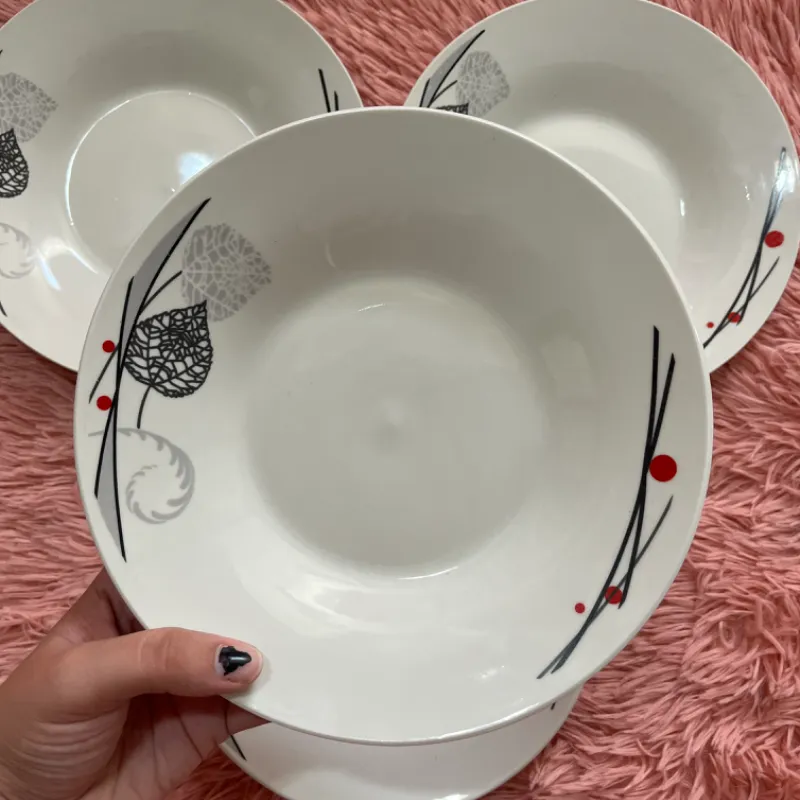 Juego de 4 platos hondos medianos  