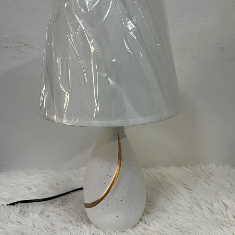 Lámpara de mesa con base de porcelana 