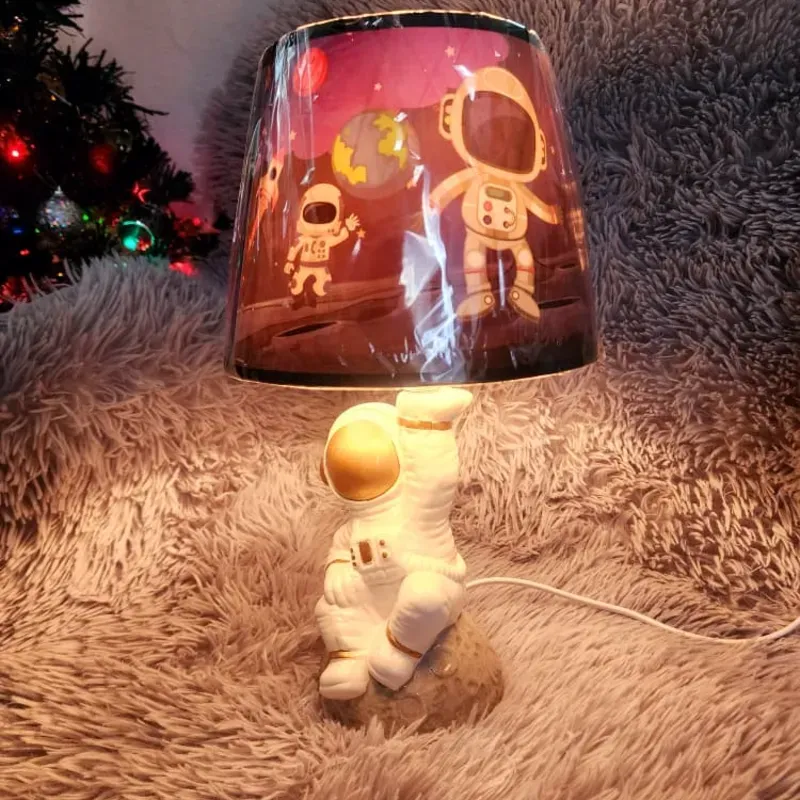 Lámpara de mesa de astronauta 