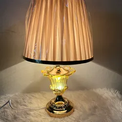 Lámpara de mesa con base de cristal y acero