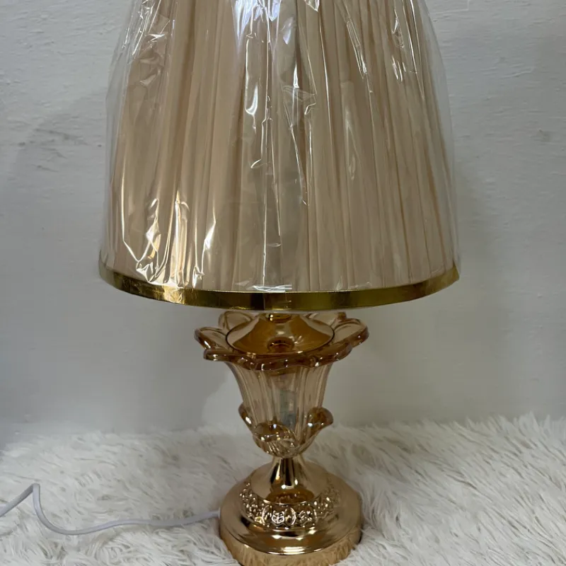 Lámpara de mesa con base de cristal y acero