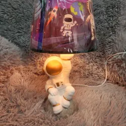 Lámpara de mesa de astronauta 