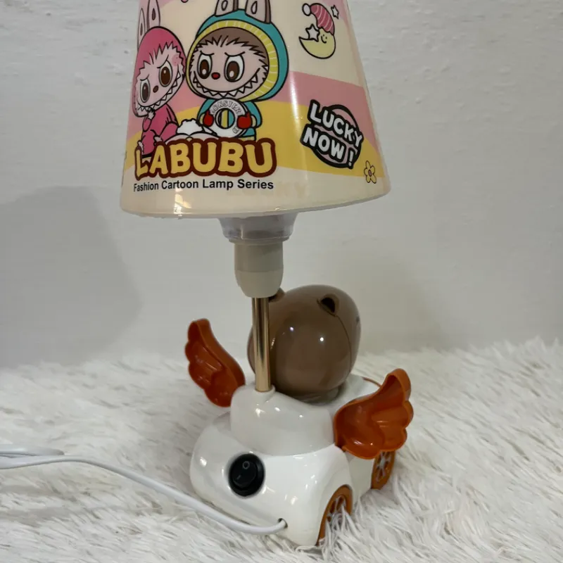 Lámpara de mesa con reloj de capibara-labubu