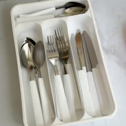 Juego de cubiertos con organizador