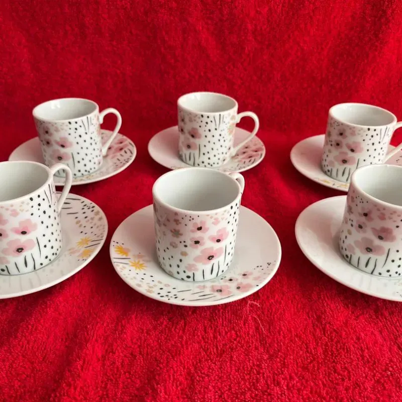 Juego de tazas con platicos 