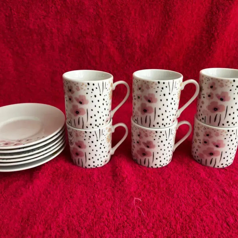 Juego de tazas con platicos 