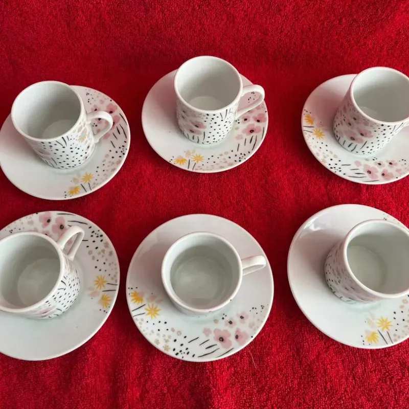 Juego de tazas con platicos 