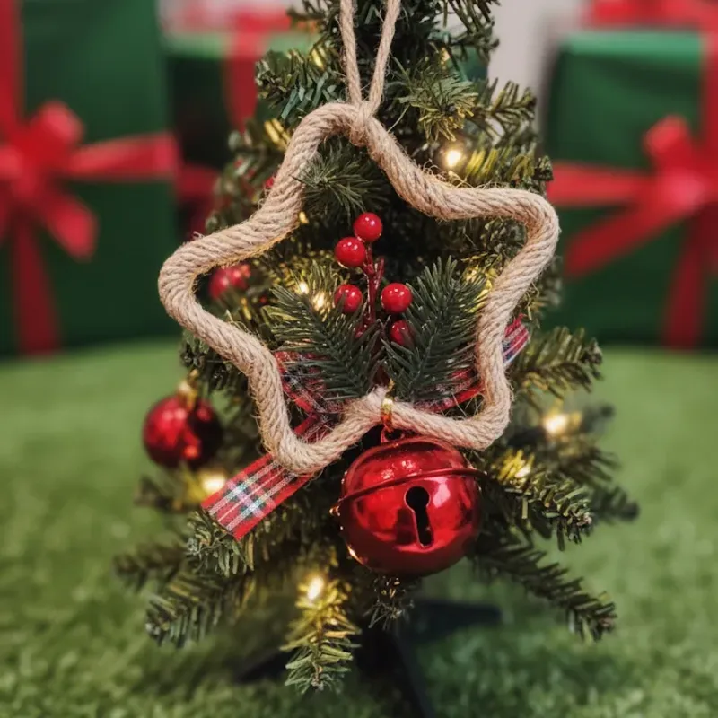 Adorno de estrella con cascabel 