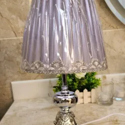 Lámpara de mesa plateada