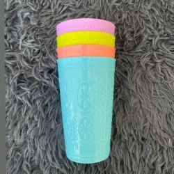 Set de 4 vasos plásticos 