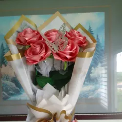 Arreglo de 5 rosas eternas