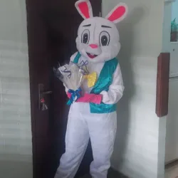 Servicio de entrega con el Conejo Tato y la conejita Tita Regalando Sonrisas