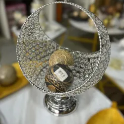 Centro de mesa elegante en forma d media luna