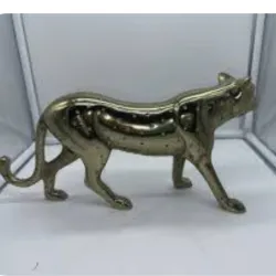 Escultura metálica de leopardo