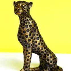 Escultura metálica de leopardo
