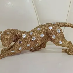 Leopardo dorado con piedras