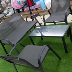 Juego de sillas y mesa