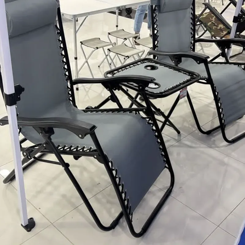 Sillas de piscina y mesita