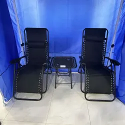 Sillas de piscina y mesita