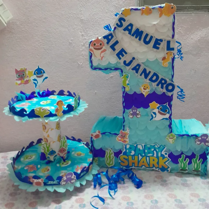 Piñata mediana y base de kok keke de Baby Shark